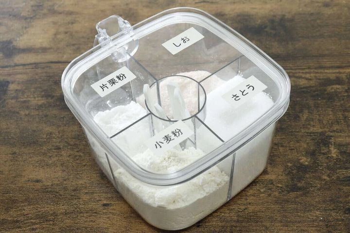 4仕切り調味料ポットに塩、砂糖、片栗粉、小麦粉が入りラベルが貼られている。