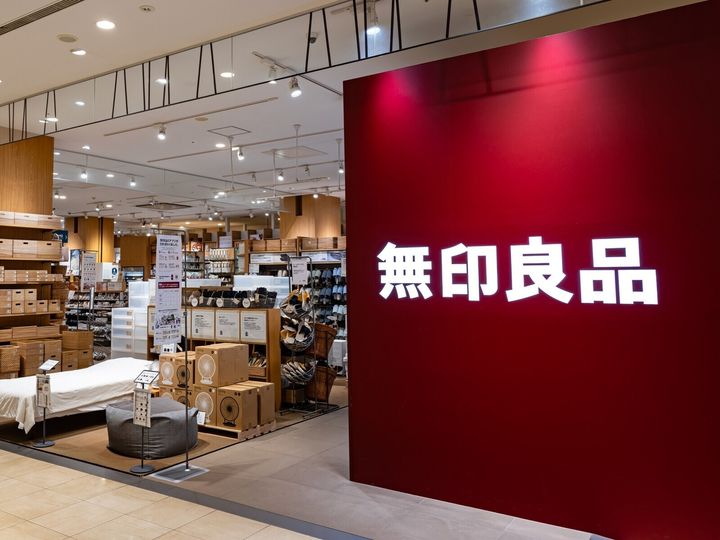 無印良品の「木製スツール アッシュ材突板」は、組み立てが簡単な木製のスツールです。スツールとしてだけでなくサイドテーブルとしても使え、5色展開のカラーバリエーションが話題になっており、その魅力を紹介します。