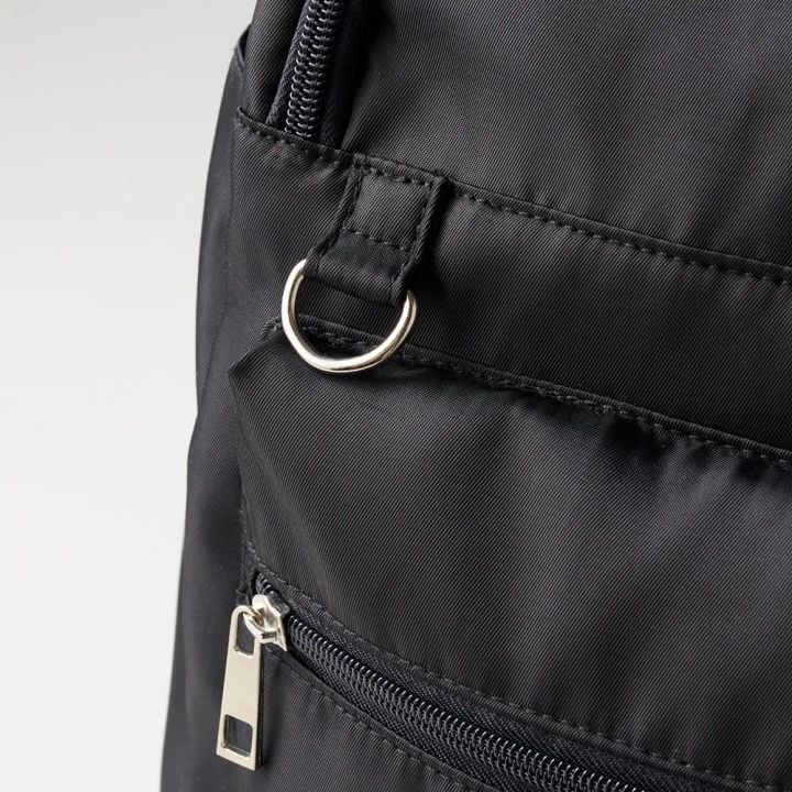 口がガバッと開いて身体にフィットするリュックサック Dカン