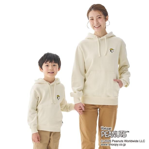 写真左から「SNOOPY KIDS パーカー」(1万780円)、「SNOOPY パーカー」(1万780円)