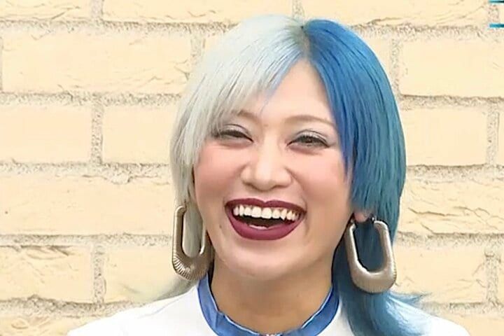 【写真・画像】現役RQ「ずっと着てみたかった」 “映える”最新レーシングスーツ着用で激変した姿に反響「女性用あるんだ」「めちゃカラフル」 1枚目