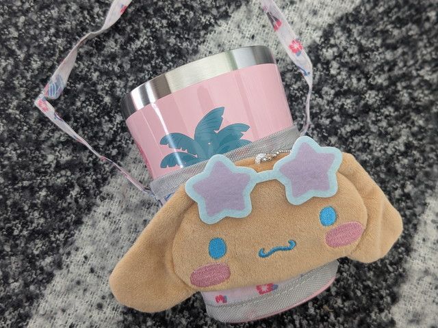 シナモロールのチャームをタンブラーに装着してカップスリーブとして使用している写真