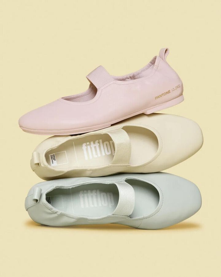 画像: 【FitFlop | Pantone】デリカ―ト エラスティケイティド メリージェーン（モーブチョーク、アンティークホワイト、ペールアクア）各¥26,400（すべてドウシシャ） 展開：23〜25cm（1cm刻み） 出典：ドウシシャ