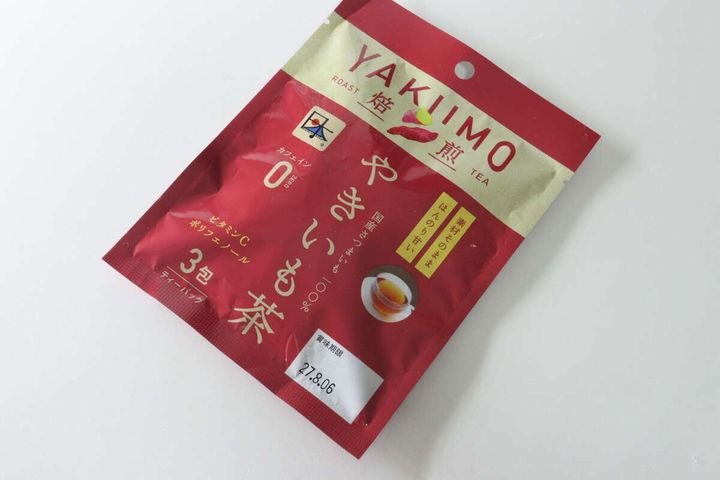 ダイソーの「やきいも茶」赤いパッケージを斜めから見た様子
