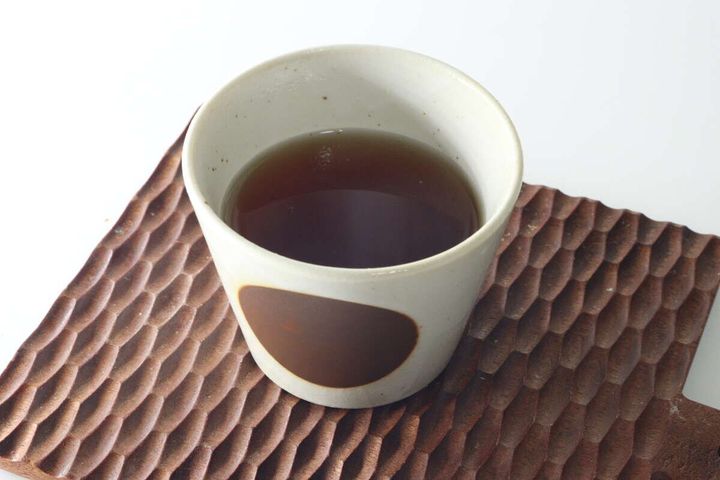 湯呑み茶碗に淹れたてのやきいも茶が注がれている俯瞰写真