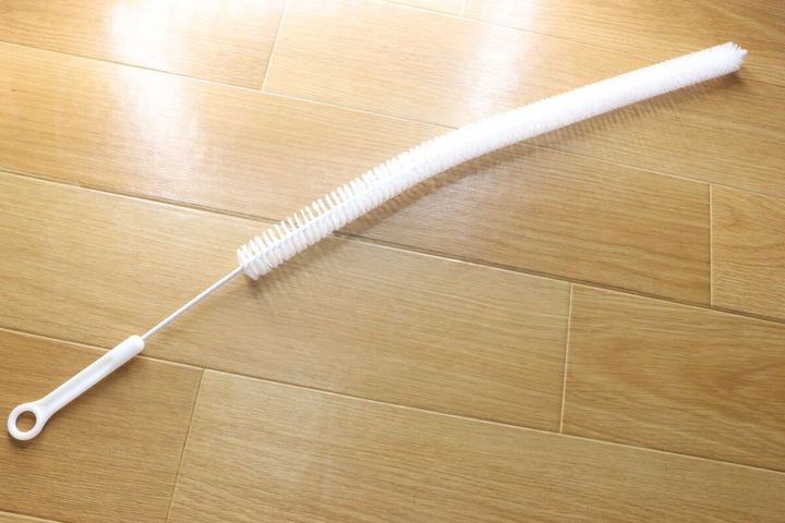 パッケージから出した白いパイプクリーナー全体