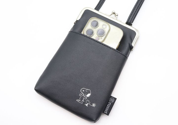 スマホショルダーの前面ポケットにスマートフォンが入っている