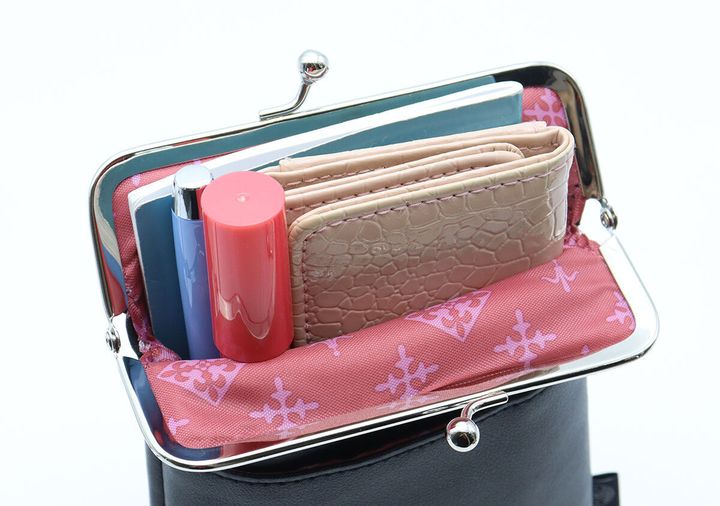 がま口スマホショルダーの内部に財布やリップが入っている