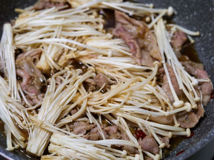 豚肉と煮汁の入ったフライパンにえのきが加えられた状態