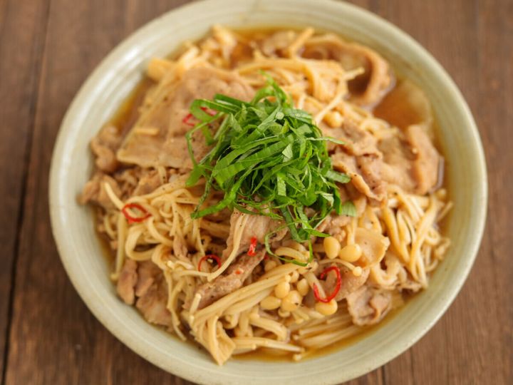 完成した豚こまえのきが器に盛られ、青じそがトッピングされた状態