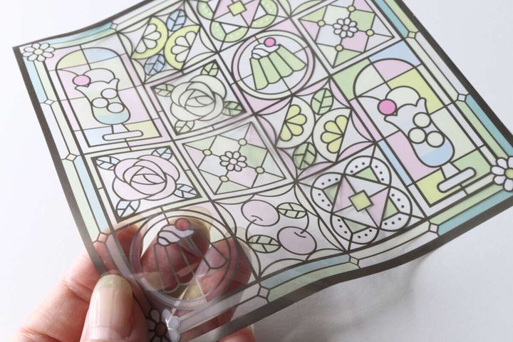 女性の指がメルティークリームソーダデザインシートを曲げて透明感を見せている
