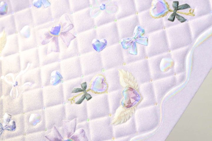 紫色のきらきらジュエルデザインペーパーのエンボス加工と箔押し部分のアップ