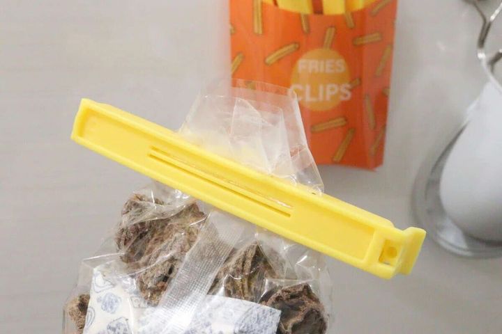 黄色いフライドポテトクリップで食品の袋を閉じている