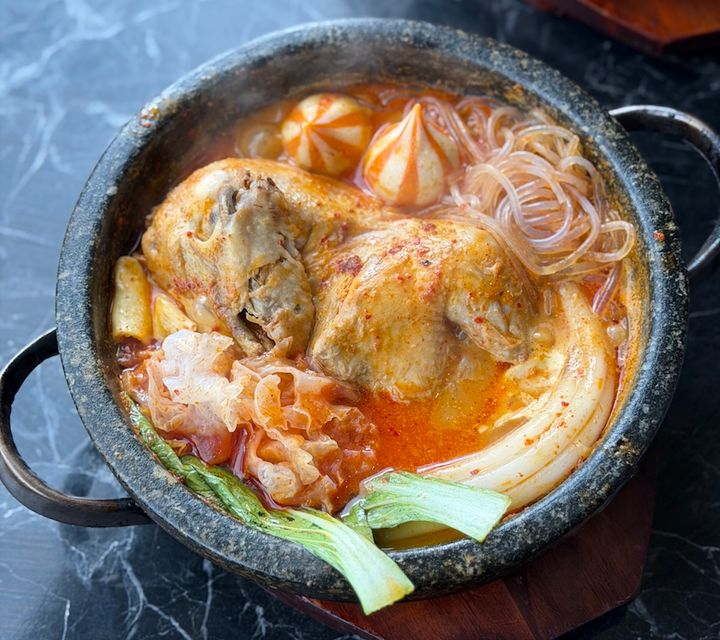 「麻辣参鶏湯」1705円 ※写真提供：ONNA