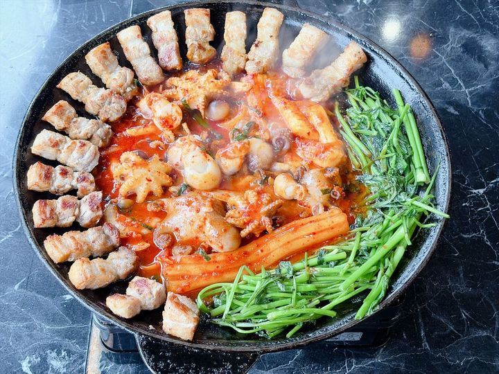 「チュクミミナリサムギョプサル」1人前2728円 ※注文は2人前から。写真は2人前