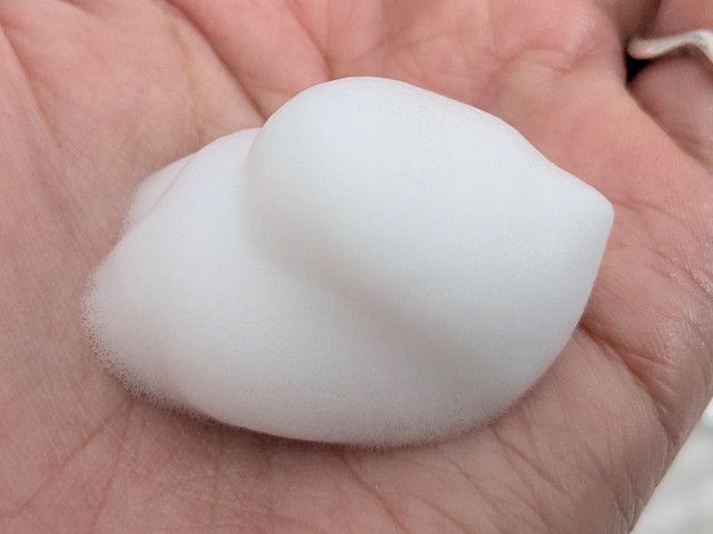 クナイプ 泡ボディウォッシュを手のひらに出した泡