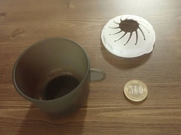 DAISO(ダイソー)：ペットボトル取り付けコップ