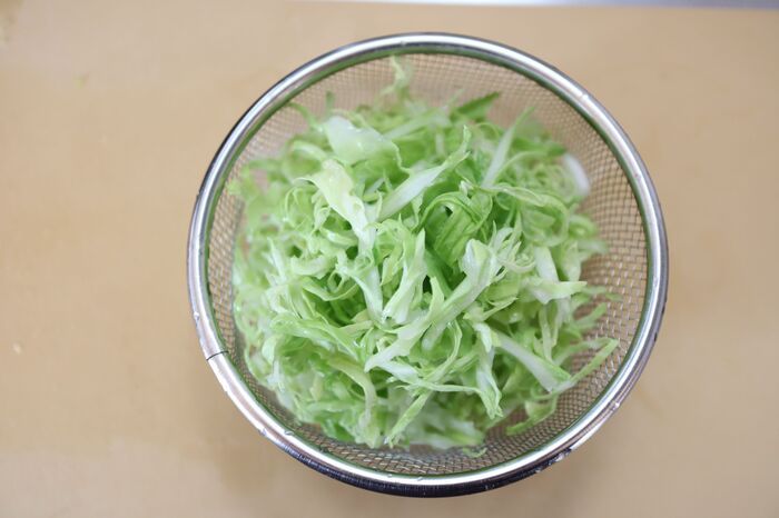 パサパサ回避！たった“ひとさじ”でキャベツがずっとシャキシャキになる！？2時間後も感動レベルの裏ワザ♡
