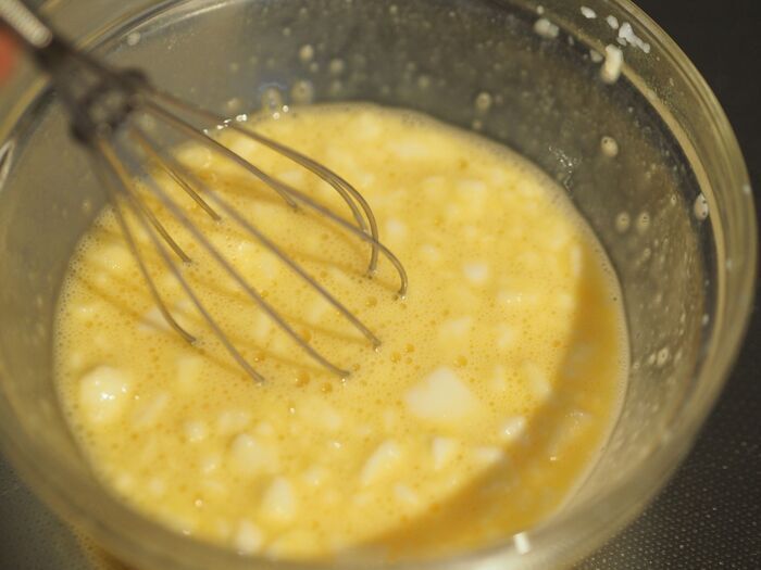 世界遺産の味を再現する裏ワザ！身近な食材ひとつで信じられないほど膨らむ極上ふわふわオムレツ