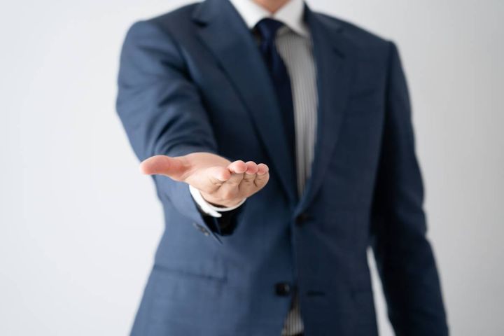 手を差し出す人
