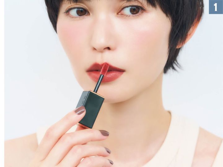 付属のチップの先端を使って輪郭をオーバーに描きます。唇の山部分を中心に口角は輪郭通りに。