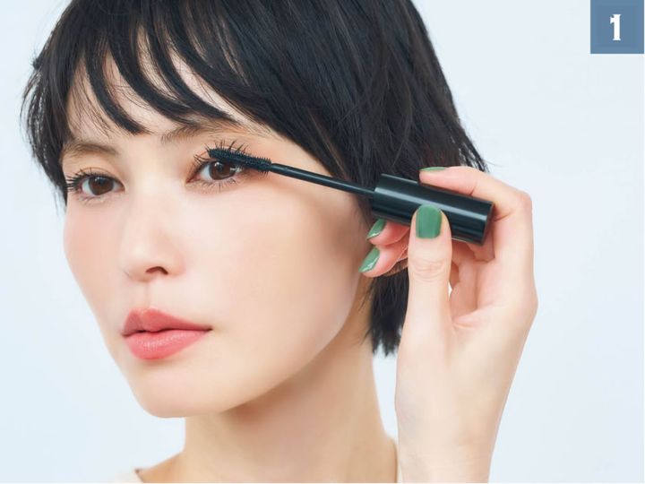 まつ毛をしっかり上げたら、ブラシで根元を持ち上げるように、上まつげ全体に塗る。
