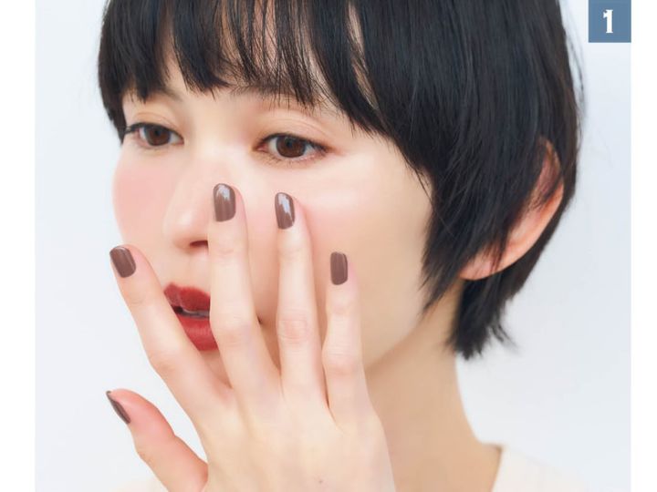 チークはカバー力の高いものを選ぶと、美肌見え効果もあり。頰の正面の高い位置に横長に入れます。