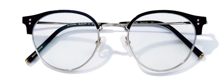 メガネ￥27800／スタードリーム ジャパン（カリン）