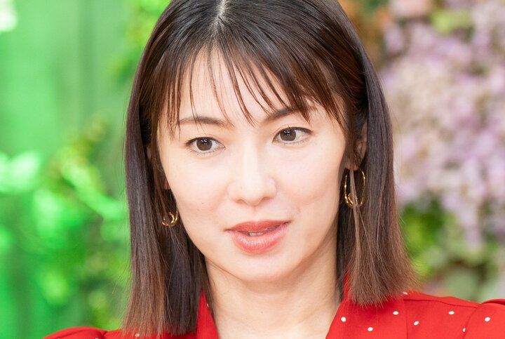 【写真・画像】43歳で出産・内山理名（44）、おもちゃで遊ぶ長女の写真を公開 夫・吉田栄作（57）は「輪投げにハマった」レンタルサービスを愛用 1枚目