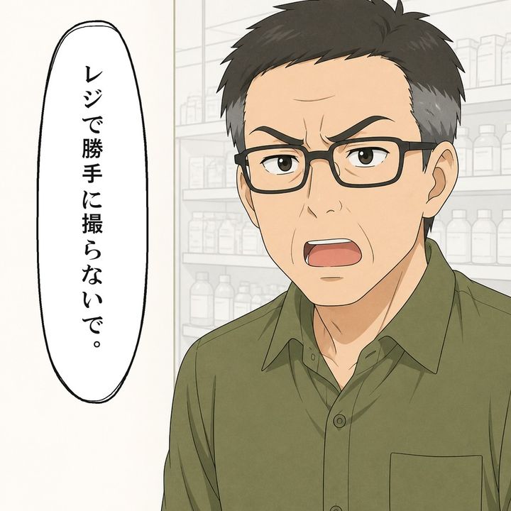 後ろに並ぶ男性は少年に撮影をやめるよう伝えます