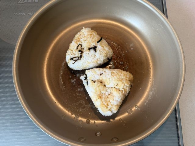 フライパンで焼きおにぎりを焼く様子