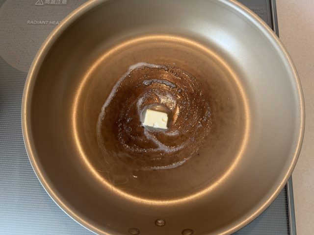 フライパンでバターを溶かす様子