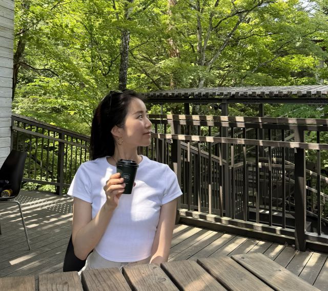 テラス席に座る女性