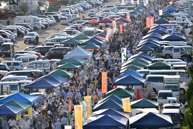 約300店舗が軒を連ねる館鼻岸壁朝市