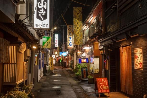 小さな飲食店がひしめく八戸の横丁