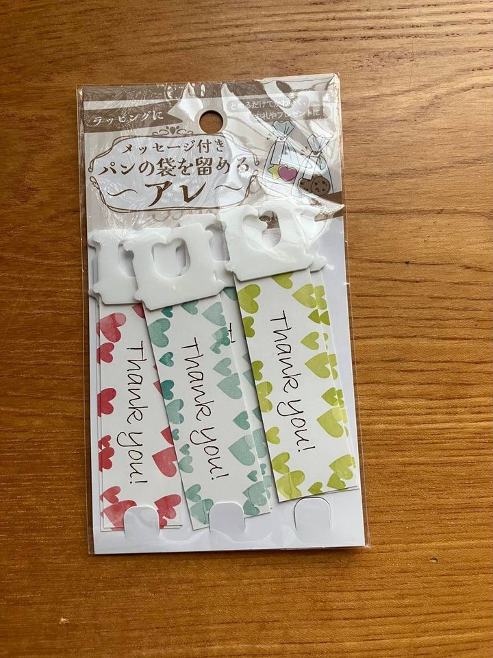 セリア：メッセージ付きパンの袋を留めるアレ