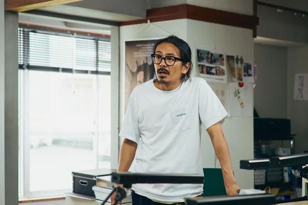  【写真を見る】森田剛が万年アシスタントの42歳“こじらせ男”に!?可笑しくも愛おしい登場人物たちが、物語を彩る [c]2026「見上げてごらん」製作委員会