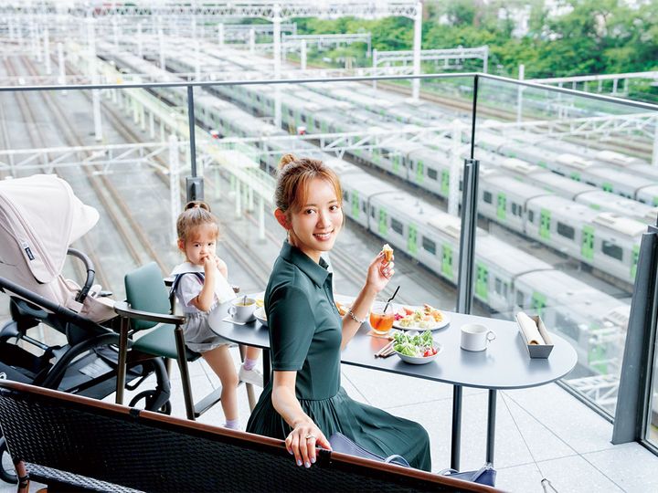The TAILOR YARD MAIN DININGで食事する夏菜さんと子ども