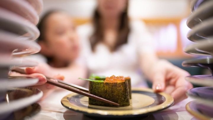 静かに楽しみたいだけなのに…店員に注意してもらった途端、隣から嫌味の嵐