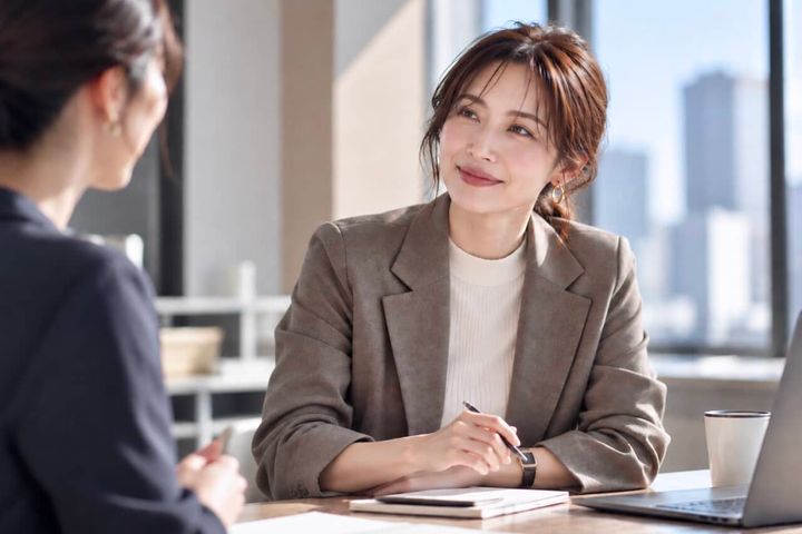 「仕事で褒められた時、どう返す？」好印象につながる“謙遜しすぎない”返し方
