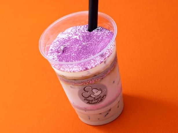こちらは「カフェ・オーリンズ」の「アイス紫イモカフェラテ」(880円)。オリジナルブレンドコーヒーに紫イモシロップとコーヒーゼリーを合わせ、ホイップの上には紫イモパウダーを振りかけている
