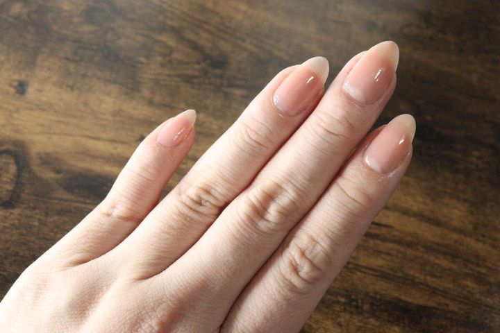 ネイル速乾剤を塗布し、ツヤが出た状態の指先と手の全体