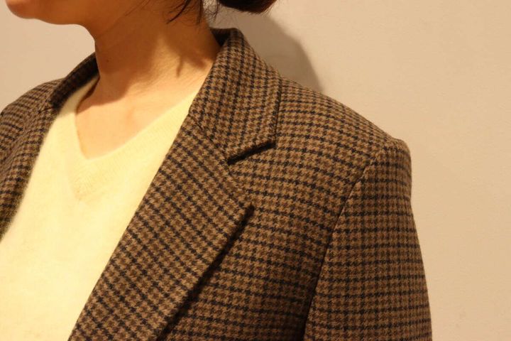 ブラウンのチェック柄テーラードジャケットの肩と襟元のアップ