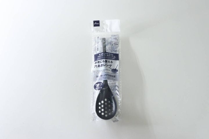 ダイソーの穴あきレンゲがパッケージに入っている
