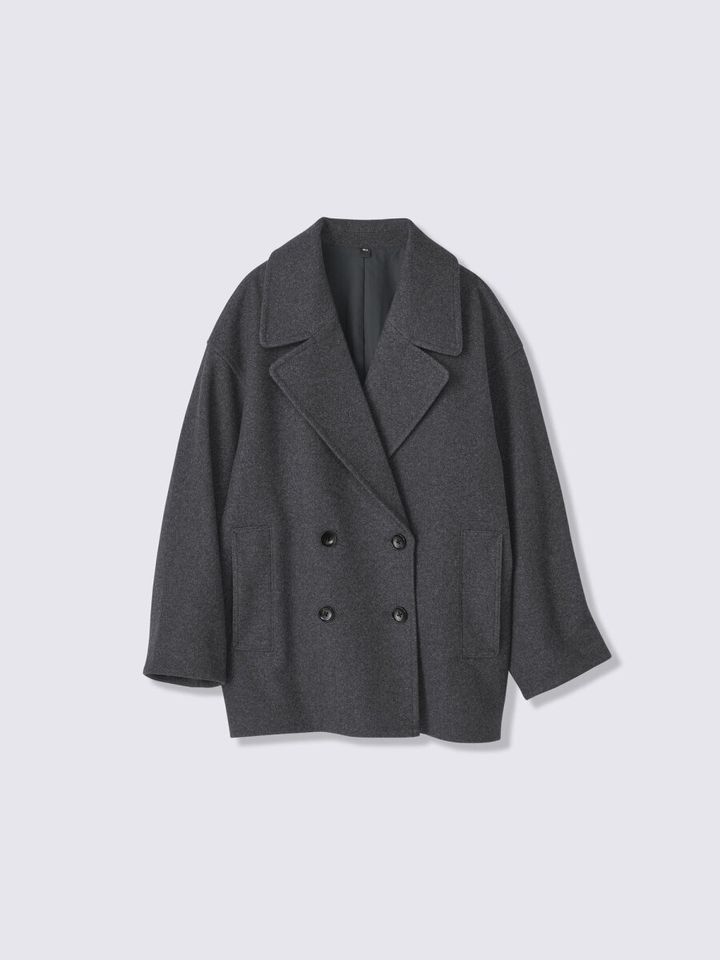 グレーのコクーンシルエットピーコート