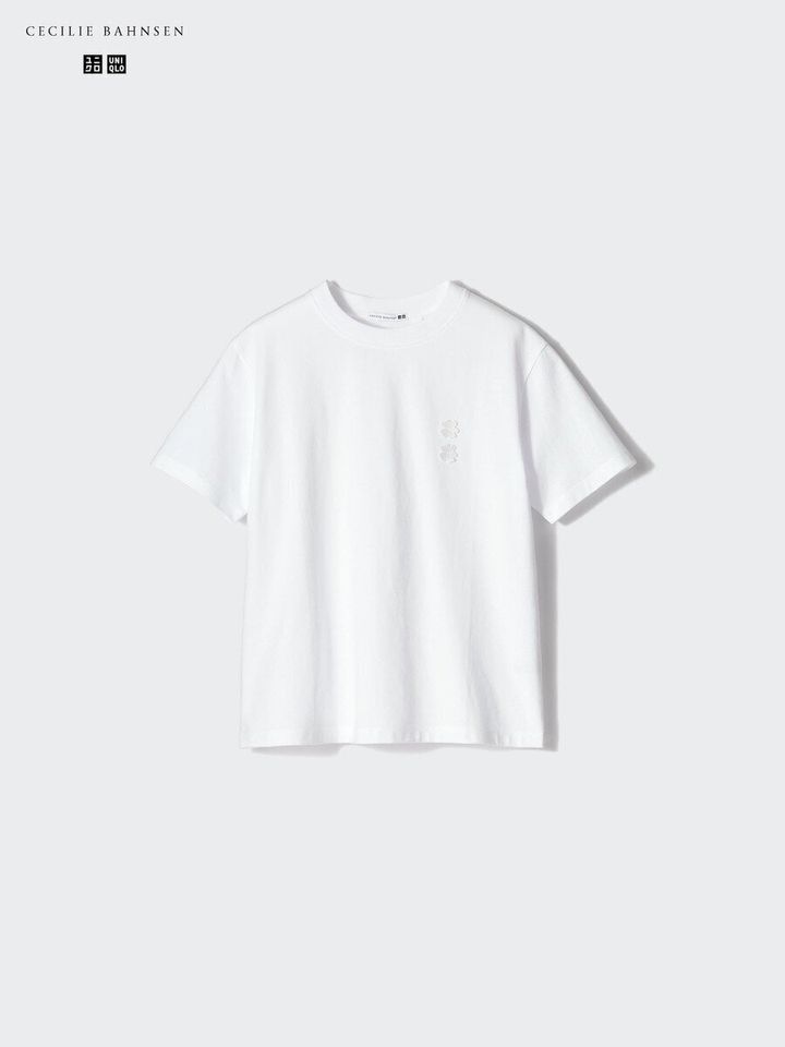 CECILIE BAHNSENコラボの白Tシャツ胸元に花刺繍
