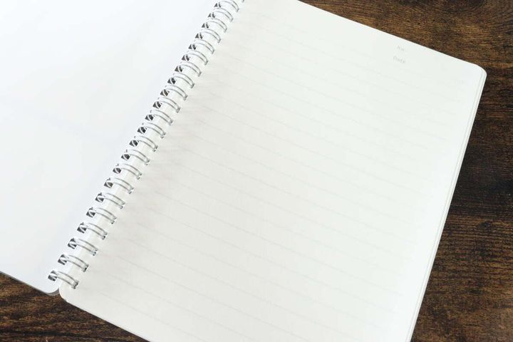 リングで完全に開かれたノートの罫線ページ全体