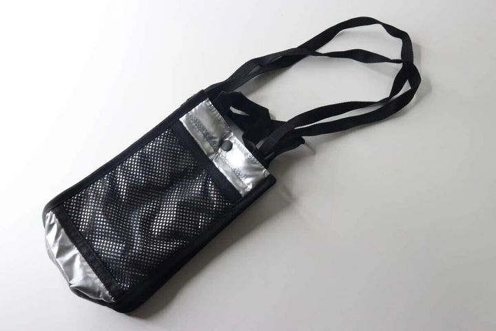 黒とシルバーの中わたメッシュショルダーバッグが平置きされている