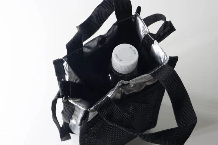中わたメッシュショルダーバッグの中にペットボトルが収納されている