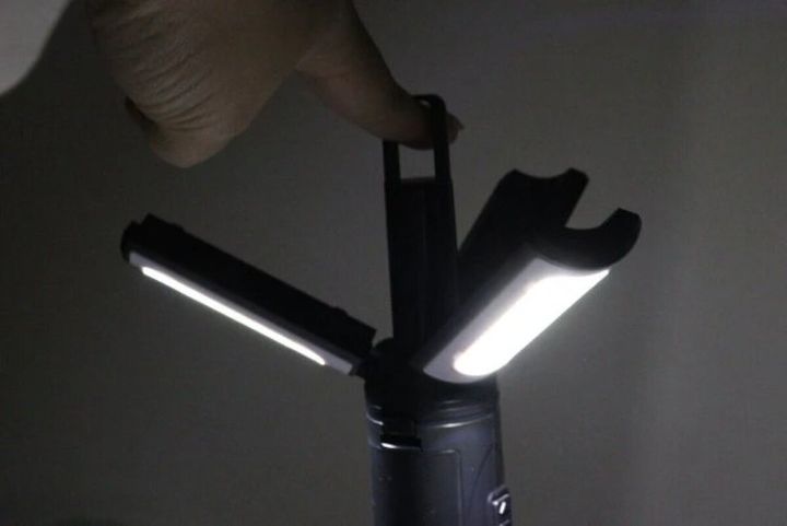 2WAYキャンピングライトを広げてランタンとして使用中